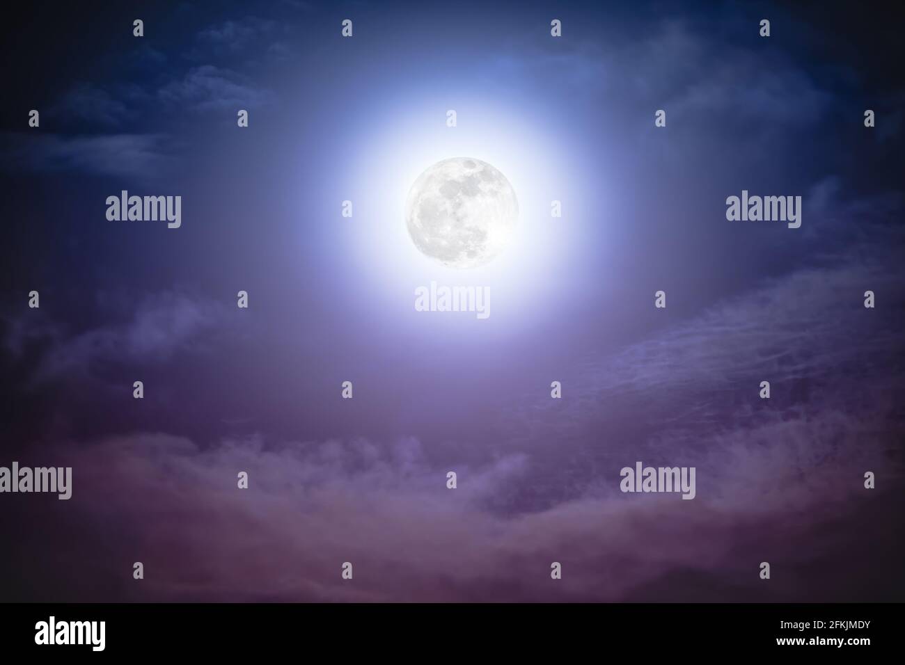 Belle photo de fond ciel nocturne avec nuage et pleine lune brillante avec brillant. Ciel nocturne avec belle pleine lune. Dehors la nuit. Le Banque D'Images
