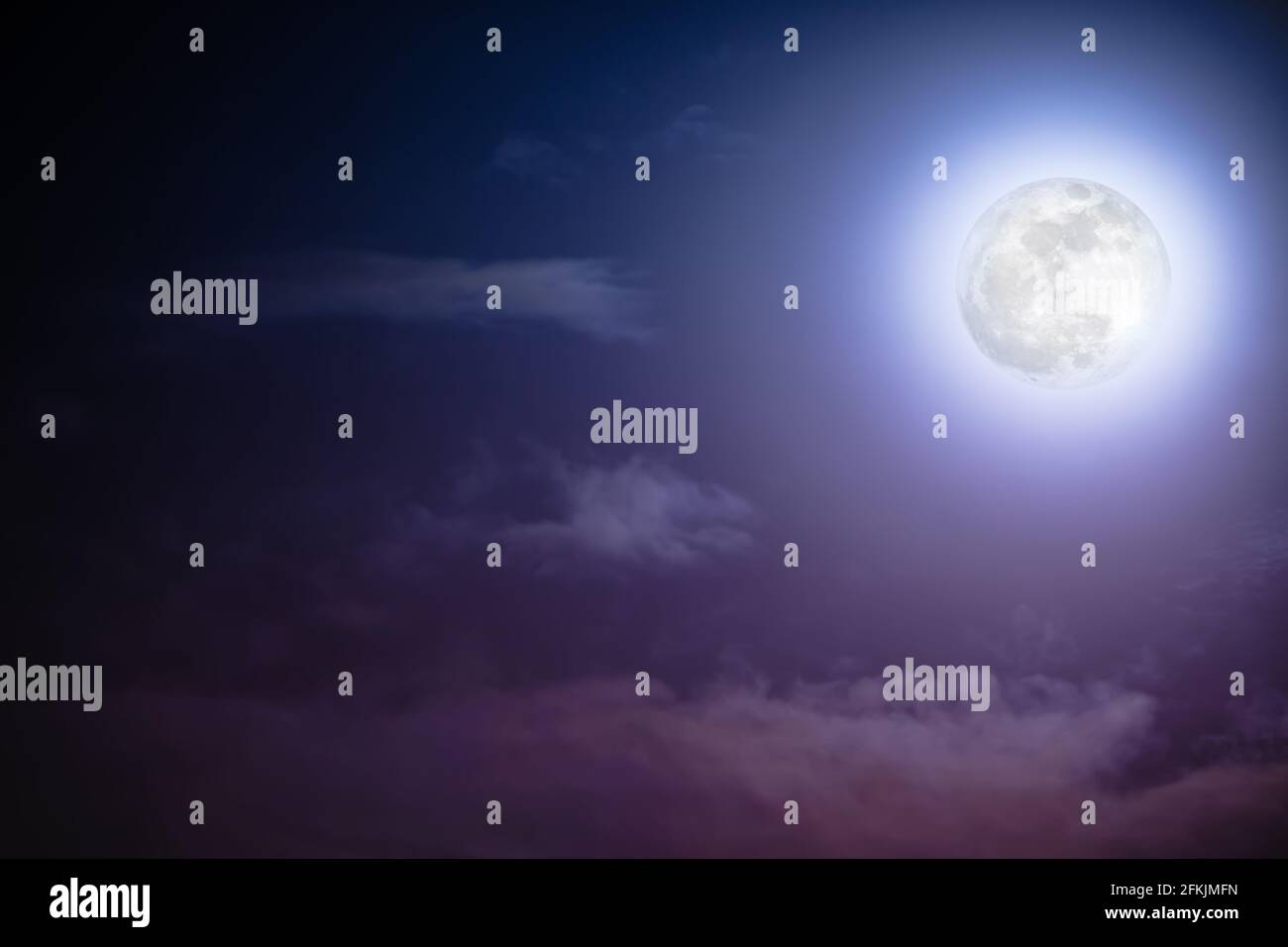 Belle photo de fond ciel nocturne avec nuage et pleine lune brillante avec brillant. Ciel nocturne avec belle pleine lune. Dehors la nuit. Le Banque D'Images