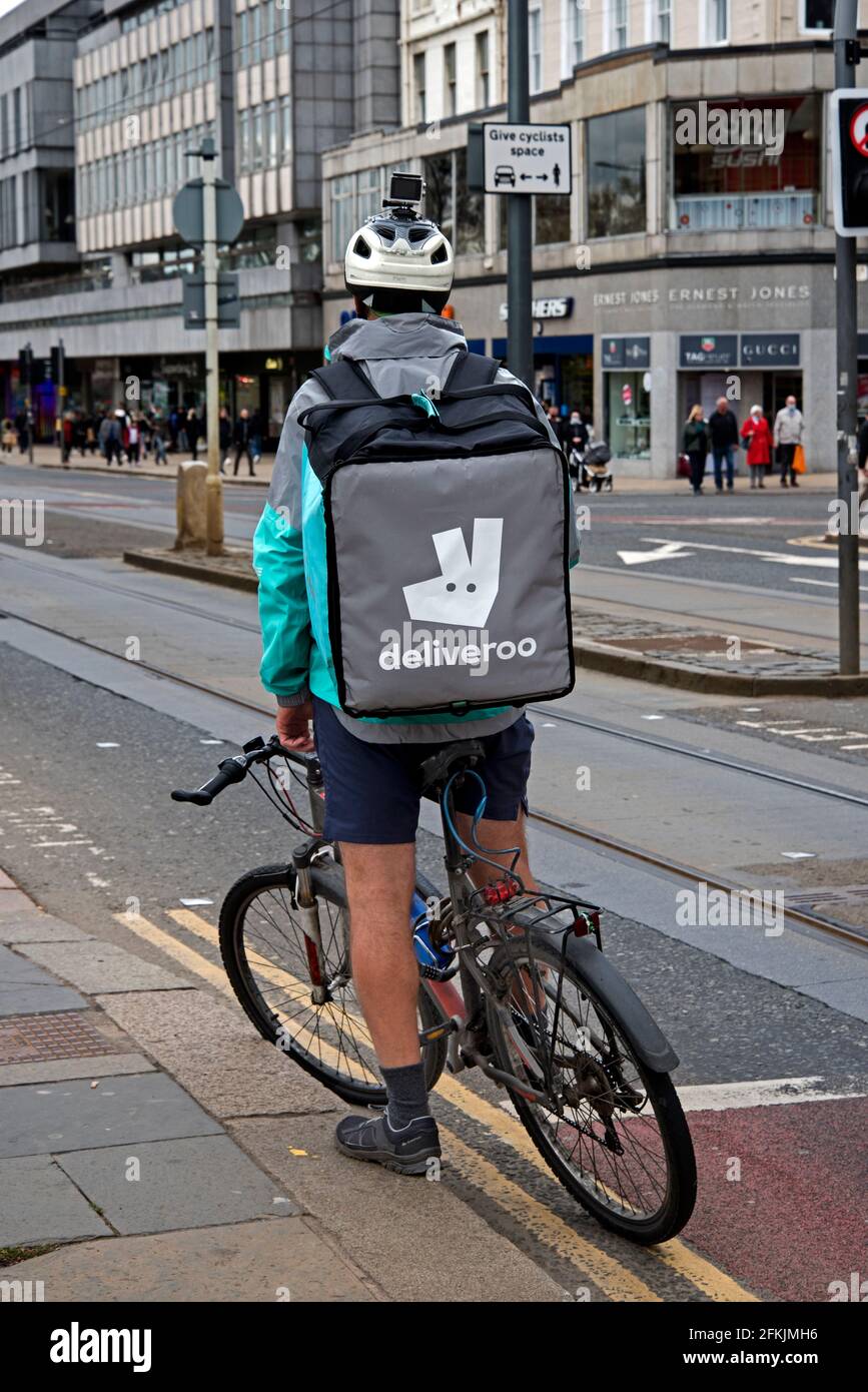Deliveroo cycliste attendant sur Princes Street, Édimbourg, Écosse, Royaume-Uni. Banque D'Images