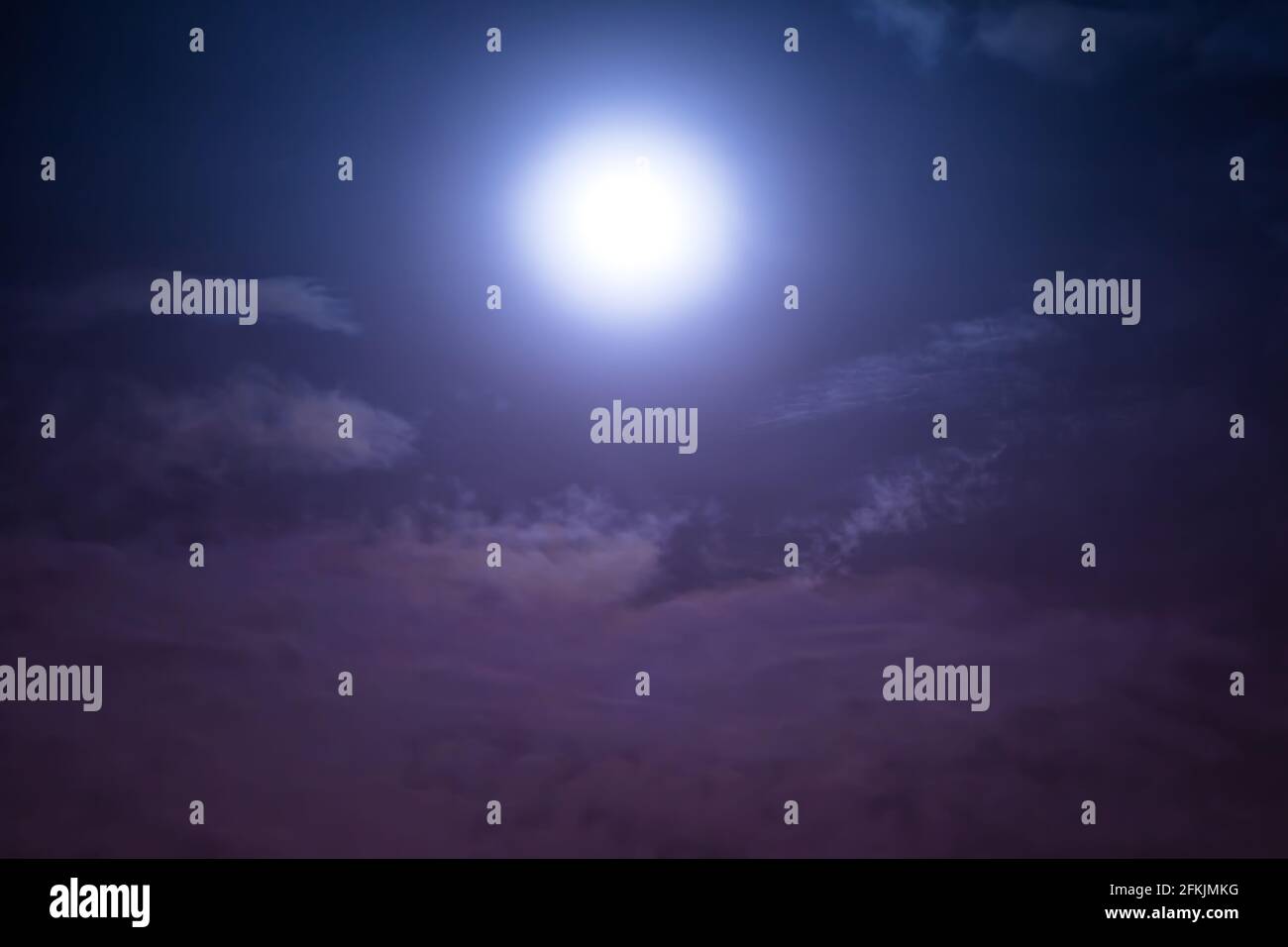 Photo attrayante du ciel nocturne avec nuage et clair de lune. Ciel nocturne avec beau clair de lune. Dehors la nuit. Banque D'Images