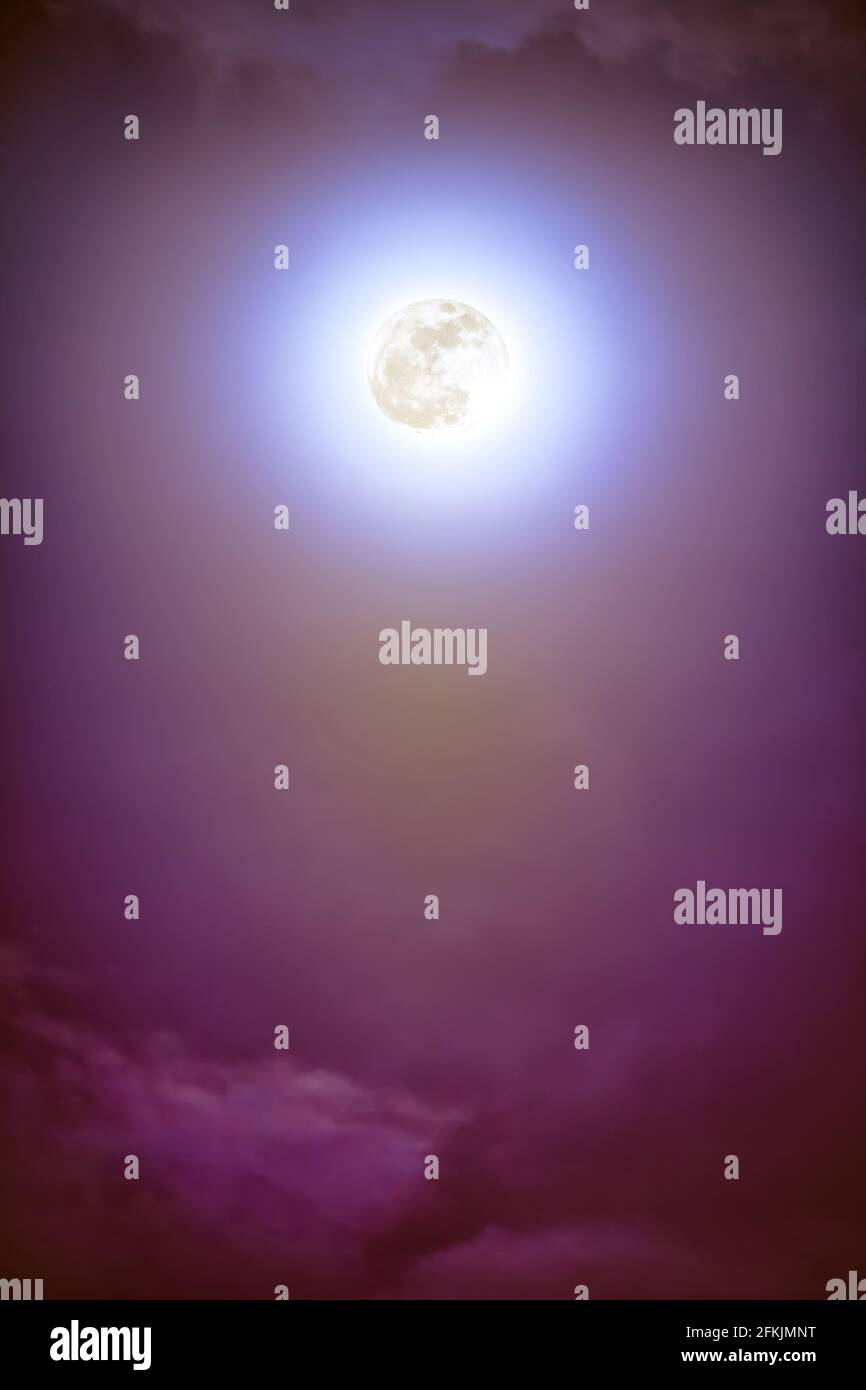 Belle photo de fond ciel nocturne avec nuage et pleine lune brillante avec brillant. Ciel nocturne avec belle pleine lune. Dehors la nuit. Le Banque D'Images