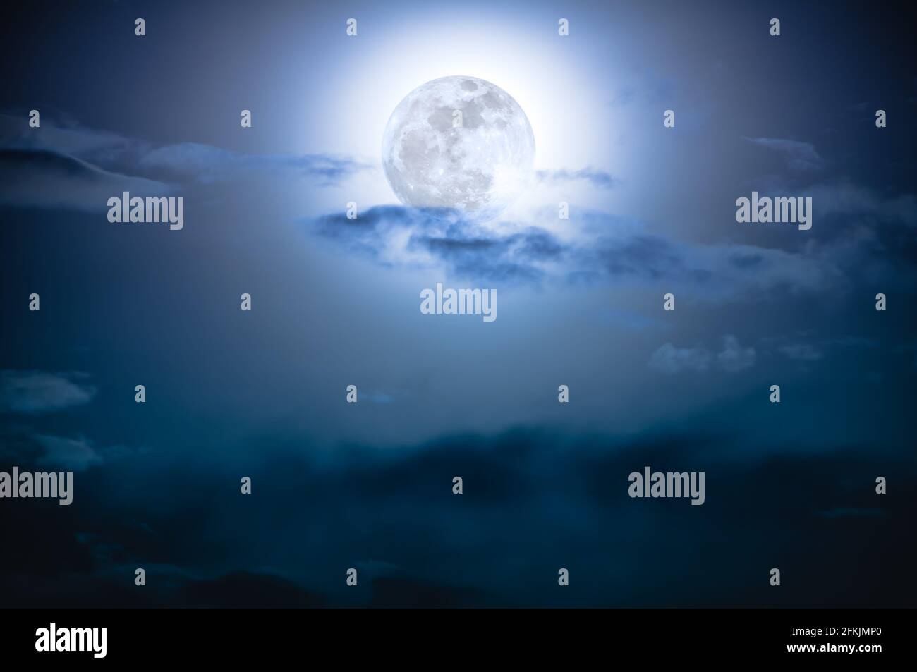 Belle photo de fond ciel nocturne avec nuage et pleine lune brillante avec brillant. Ciel nocturne avec belle pleine lune. Dehors la nuit. Le Banque D'Images