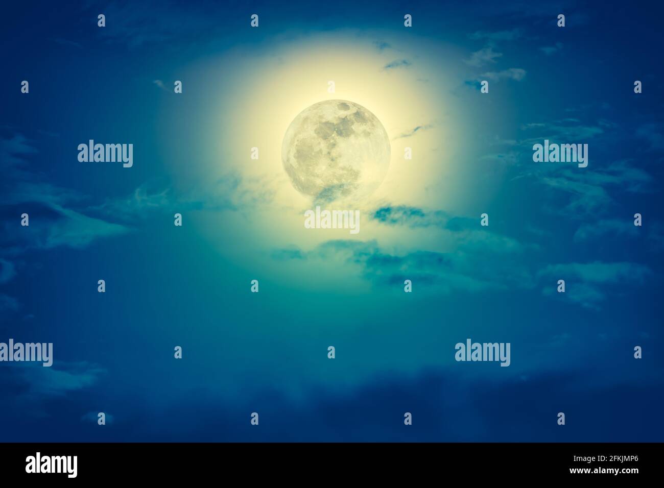 Arrière-plan du ciel nocturne avec nuage et pleine lune avec brillant. Beauté naturelle la nuit avec une magnifique lune derrière le nuage. Processus croisé et vintage Banque D'Images