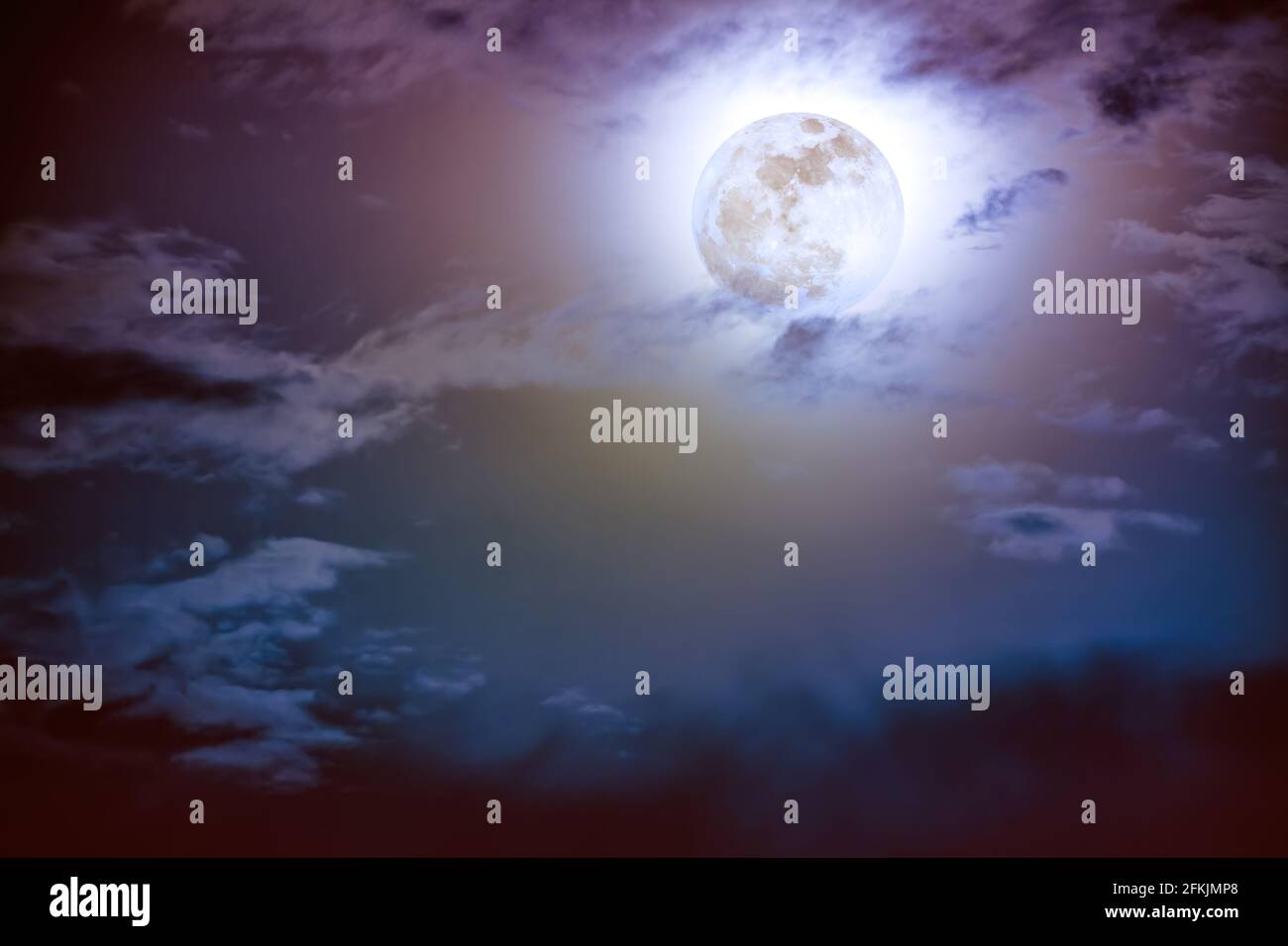 Belle photo de fond ciel nocturne avec nuage et pleine lune brillante avec brillant. Ciel nocturne avec belle pleine lune. Dehors la nuit. Le Banque D'Images