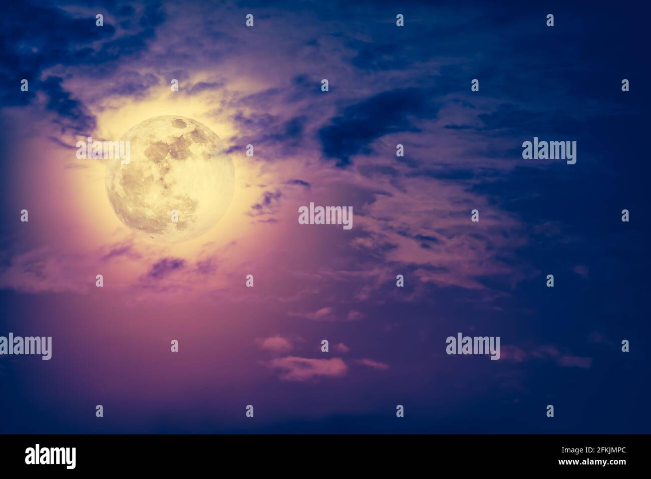 Arrière-plan du ciel nocturne avec nuage et pleine lune brillante avec brillant. Beauté naturelle la nuit avec magnifique pleine lune derrière le nuage. Effet vintage Banque D'Images