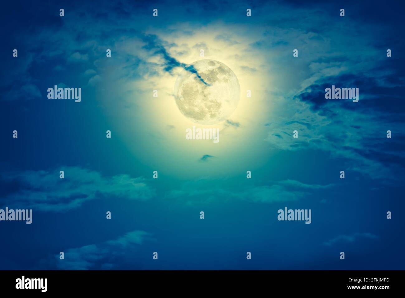 Arrière-plan du ciel nocturne avec nuage et pleine lune avec brillant. Beauté naturelle la nuit avec une magnifique lune derrière le nuage. Processus croisé et vintage Banque D'Images