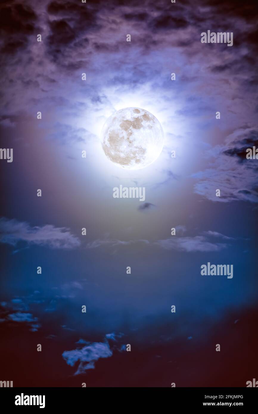 Belle photo de fond ciel nocturne avec des nuages et pleine lune lumineuse avec brillant. Ciel nocturne avec magnifique pleine lune derrière le nuage. À l'extérieur Banque D'Images