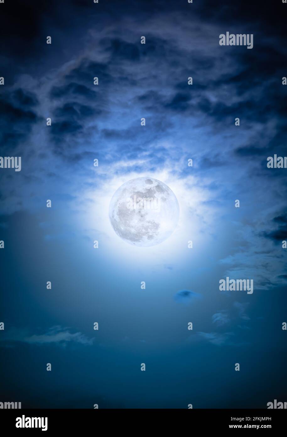 Belle photo de fond ciel nocturne avec des nuages et pleine lune lumineuse avec brillant. Ciel nocturne avec belle pleine lune. Dehors la nuit. Le Banque D'Images
