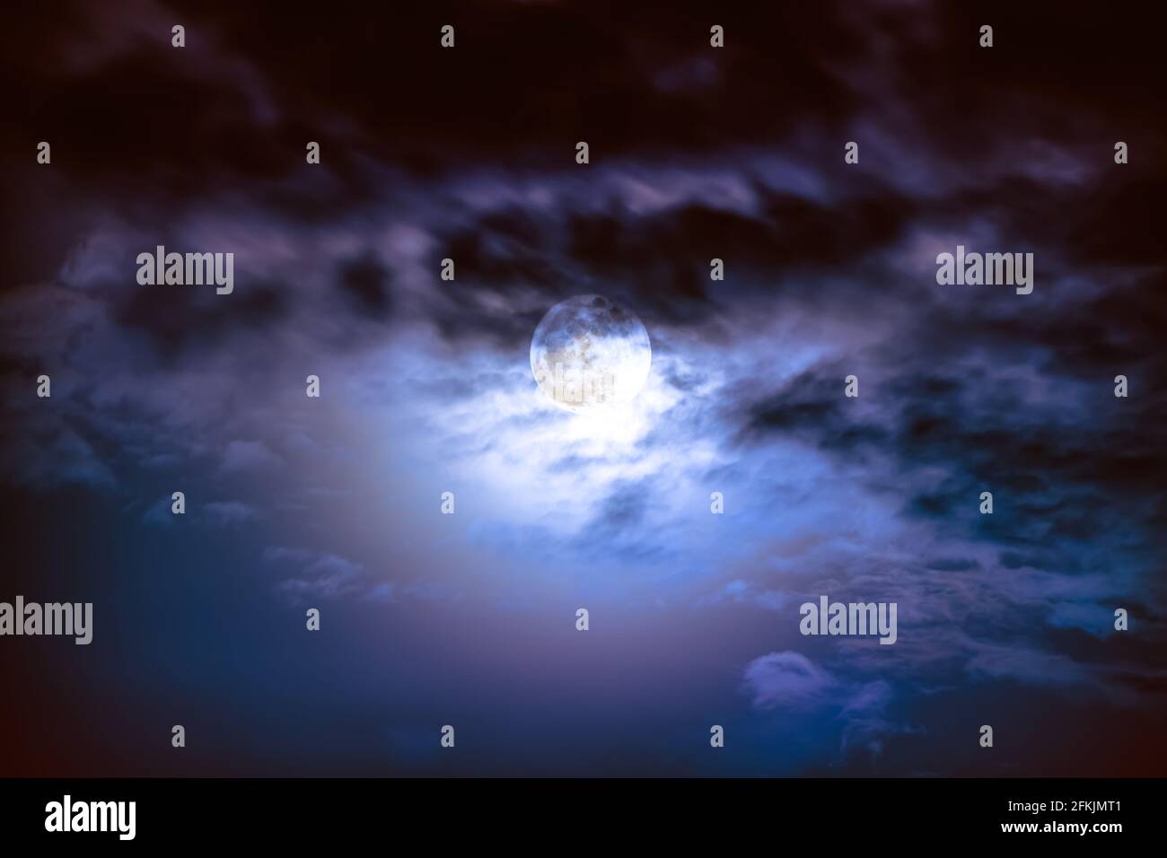 Belle photo de fond ciel nocturne avec des nuages et pleine lune lumineuse avec brillant. Ciel nocturne avec magnifique pleine lune derrière le nuage. À l'extérieur Banque D'Images