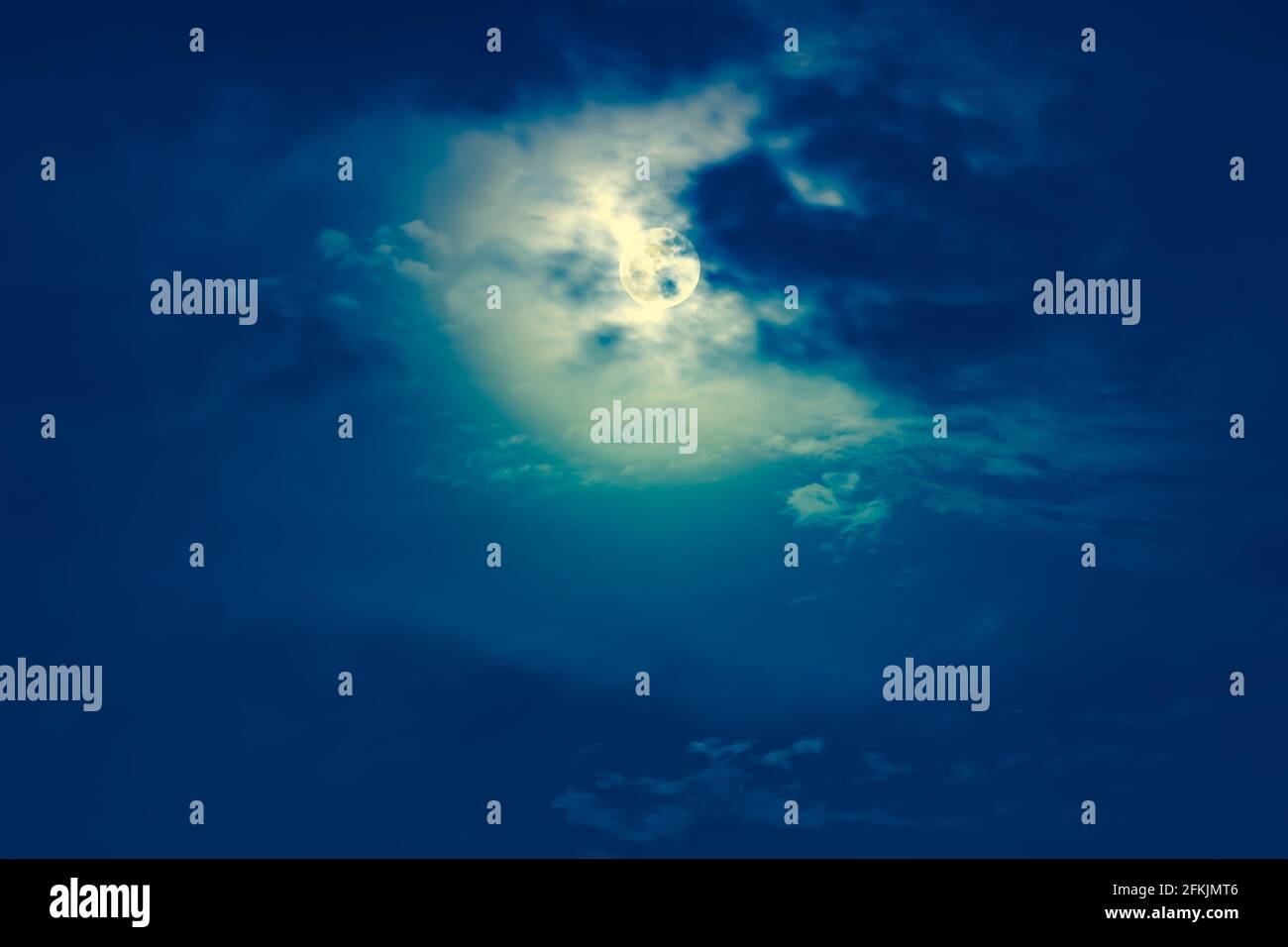 Arrière-plan du ciel nocturne avec nuage et lune avec brillant. Beauté naturelle la nuit avec lune derrière le nuage. Ton croisé et effet vintage. Le Banque D'Images