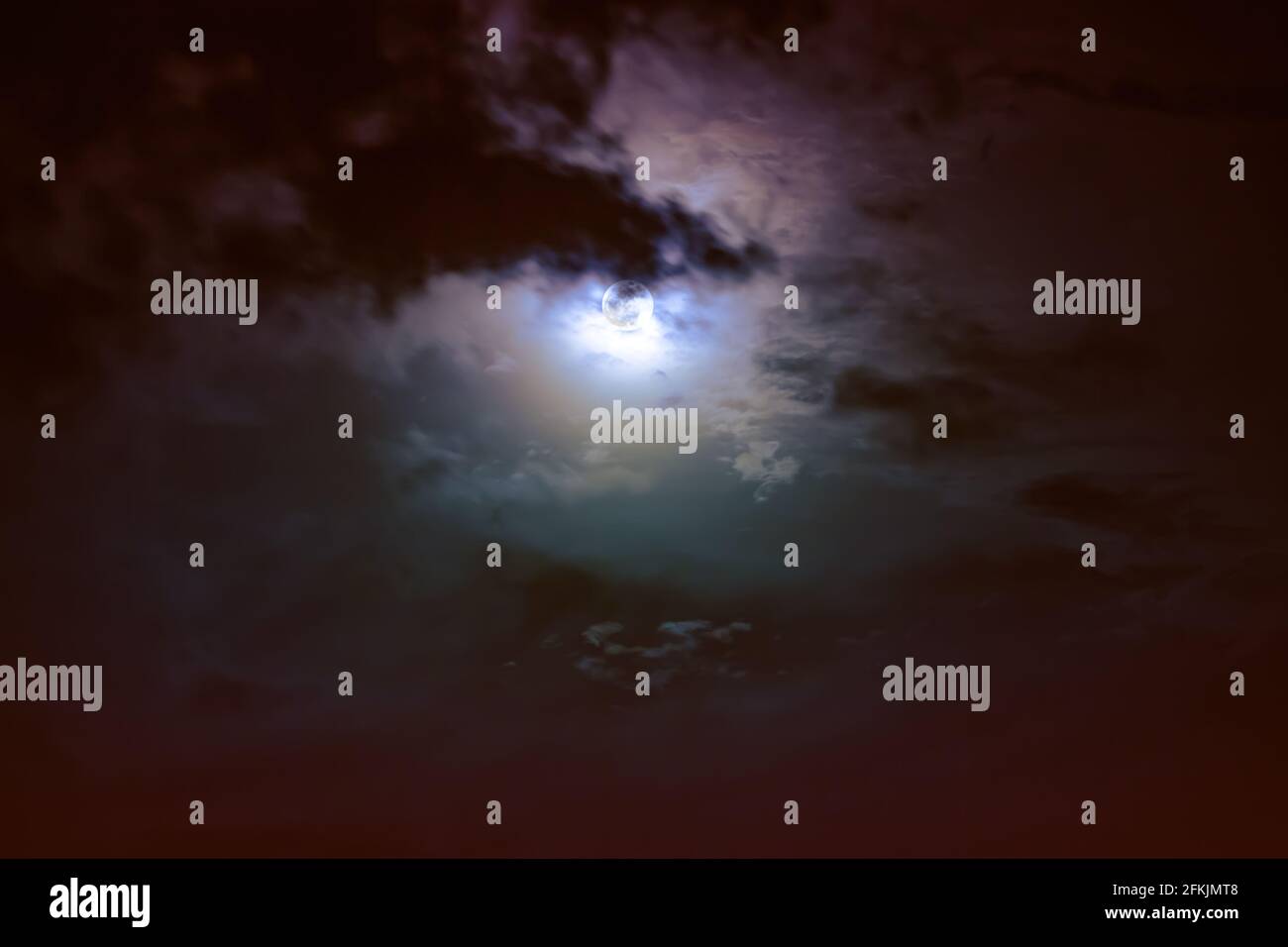 Belle photo d'arrière-plan ciel nocturne avec des nuages et lune avec brillant. Ciel nocturne avec lune derrière le nuage. Dehors la nuit. La lune NE l'était PAS Banque D'Images