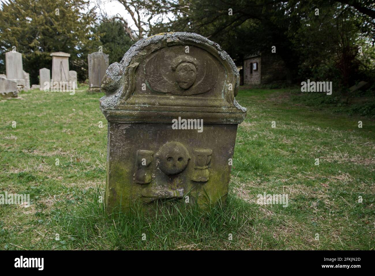 Pierres de tête usées et altérées dans le cimetière Old Pentland du XVIIe siècle près de Loanhead, Édimbourg, Écosse, Royaume-Uni. Banque D'Images Pierres de tête usées et altérées dans le cimetière Old Pentland du XVIIe siècle près de Loanhead, Édimbourg, Écosse, Royaume-Uni. Banque D'Images