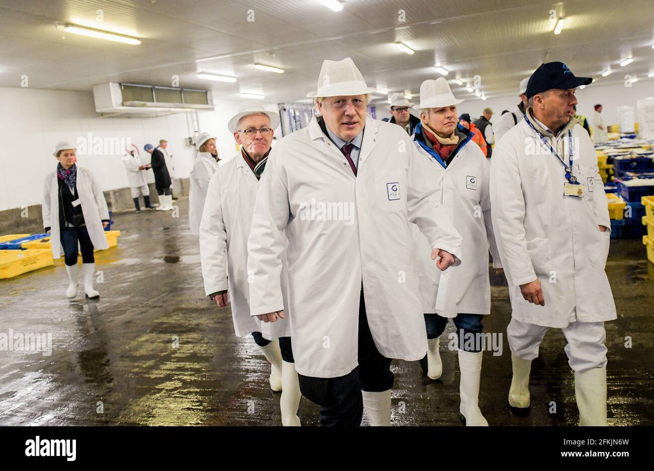 Le Premier ministre Boris Johnson visite le marché aux poissons de Grimsby D'une visite dans la région comme le regardent les Tories Prendre le siège de Great Grimsby du Labour Banque D'Images