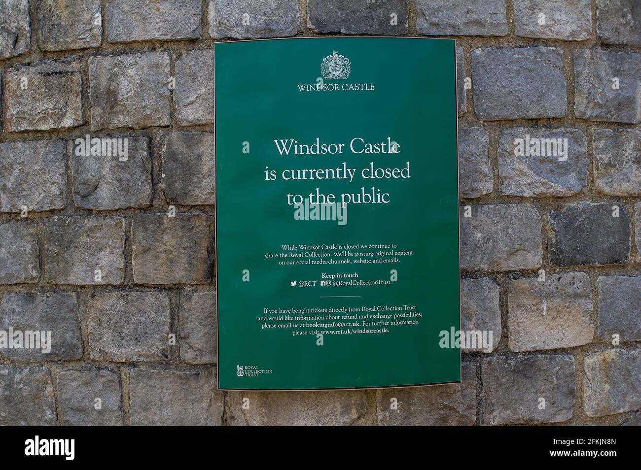 Windsor, Berkshire, Royaume-Uni. 2 mai 2021. Le château de Windsor reste temporairement fermé en raison des restrictions de confinement du Covi-19. Windsor a été occupée aujourd'hui alors que les gens appréciaient le week-end des fêtes de la Banque de mai en refaisant des rencontres suite à l'assouplissement de certaines mesures de verrouillage Covid-19. Crédit : Maureen McLean/Alay Banque D'Images