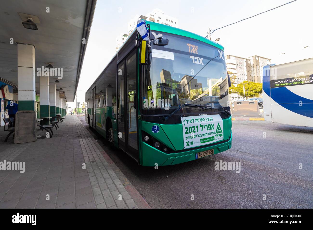 21-04-2021. hadera-israël. Un bus vert Eged stationné à une gare centrale de Hadera Banque D'Images