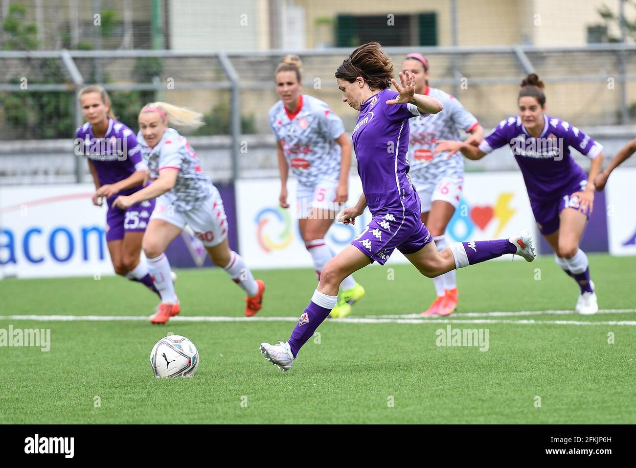 Florence, Italie. 02 mai 2021. Daniela Sabatino (Fiorentina Femminile) prend la pénalité pendant l'ACF Fiorentina Femminile vs Pink Bari, football italien Serie A Women Match à Florence, Italie, mai 02 2021 crédit: Agence de photo indépendante/Alamy Live News Banque D'Images