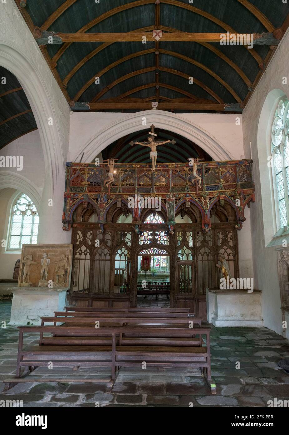 Intérieur de la chapelle Saint-Fiacre et son magnifique écran de rood en bois polychrome sculpté. Vue latérale de la nef. Le Faouët, Morbihan, Bretagne, F Banque D'Images