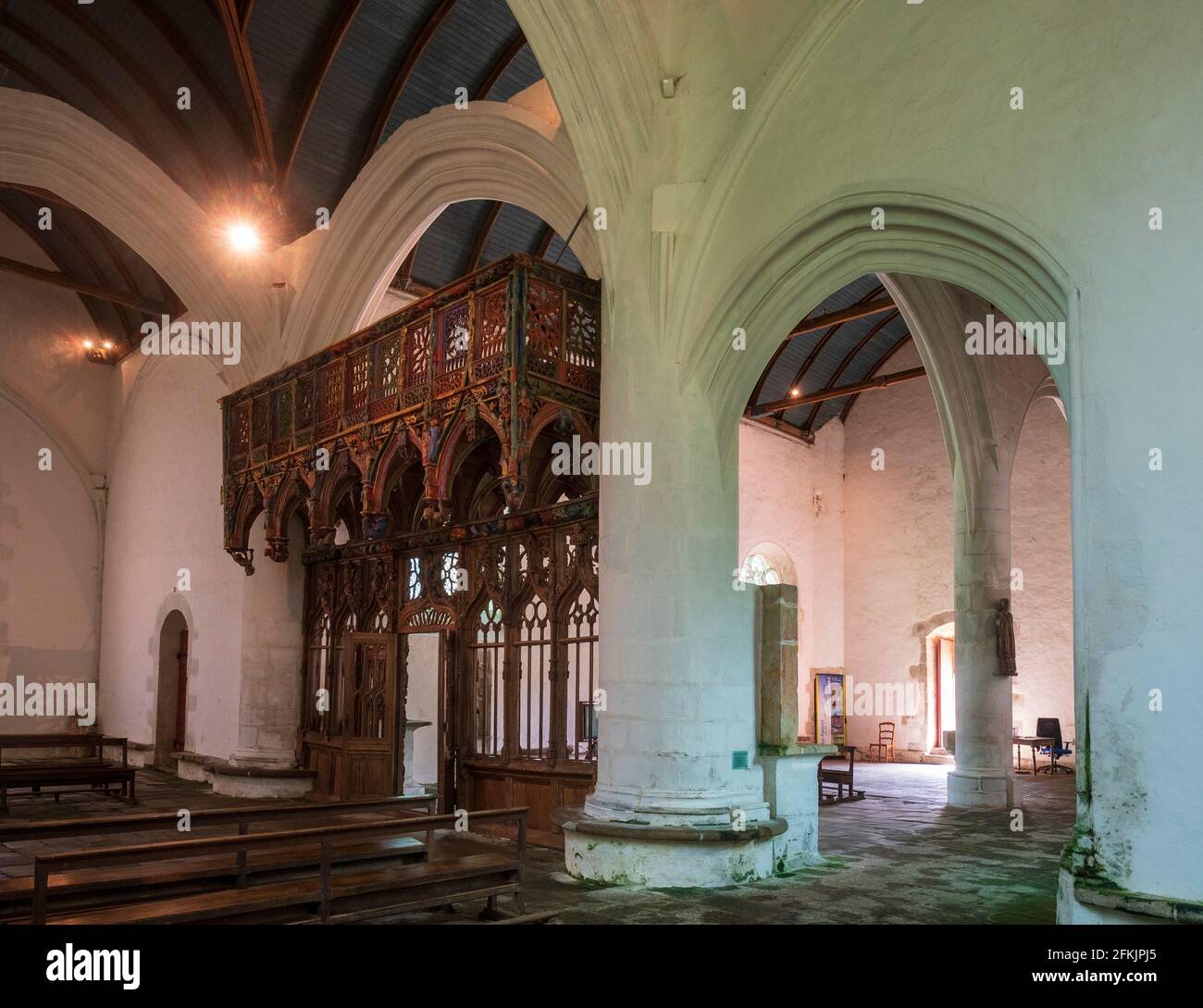 Intérieur de la chapelle Saint-Fiacre et son magnifique écran de rood en bois polychrome sculpté. Vue latérale du choeur. Le Faouët, Morbihan, Bretagne, France. Banque D'Images