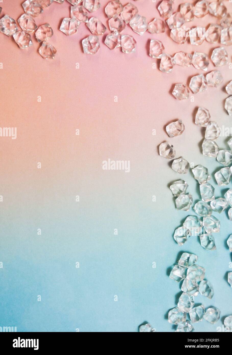 Arrière-plan de couleur arc-en-ciel avec pierres en verre disposées dans un cadre. Grand champ de texte Banque D'Images
