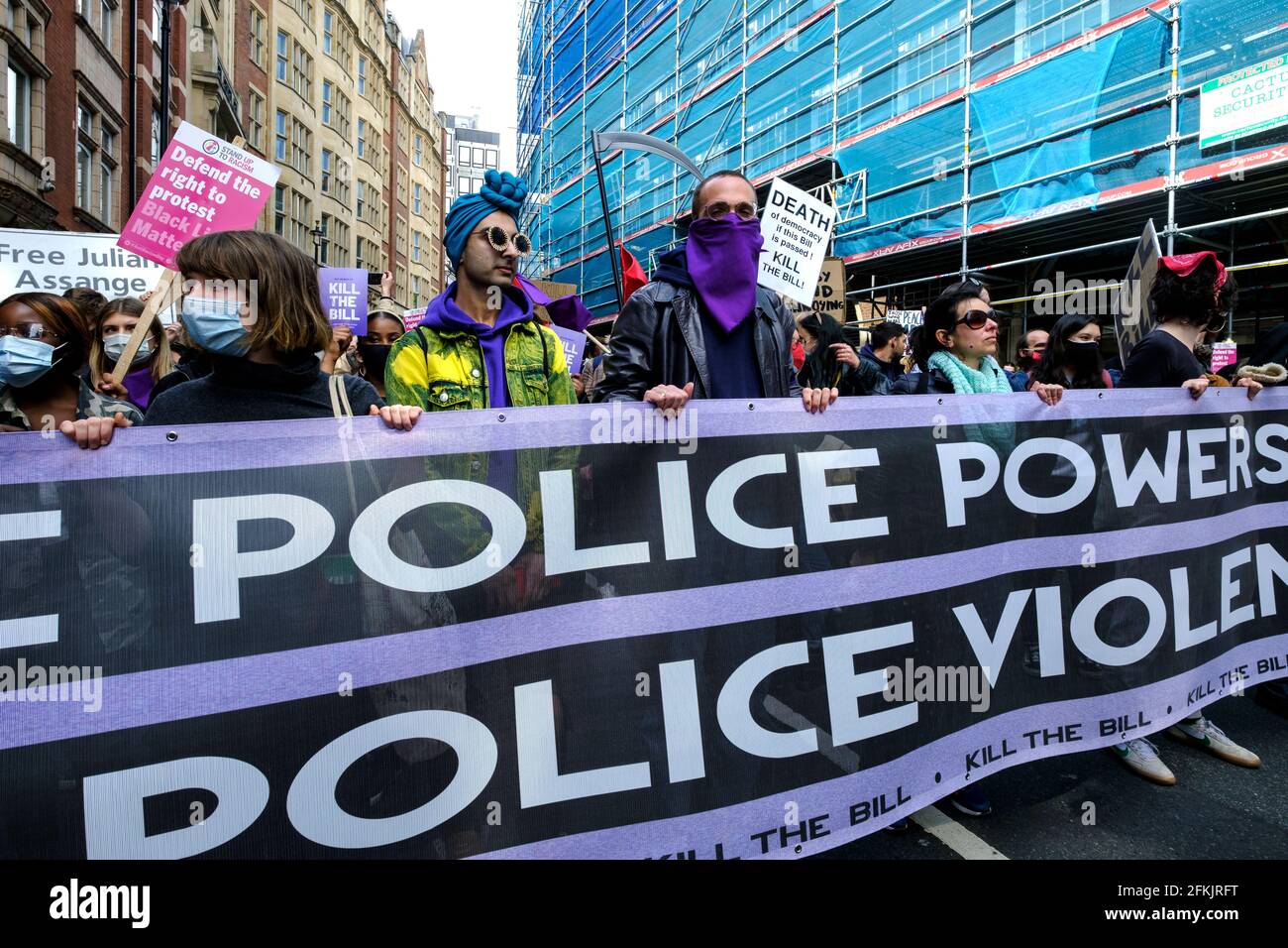 Kill the Bill May Day manifestation et manifestation Londres, Royaume-Uni, 1er mai 2021. Des milliers de personnes ont défilé de Trafalgar Sq pour protester contre le projet de loi de la police, de la criminalité, de la détermination de la peine et des tribunaux qui a fait disparaître la liberté d'expression et de réunion. Banque D'Images