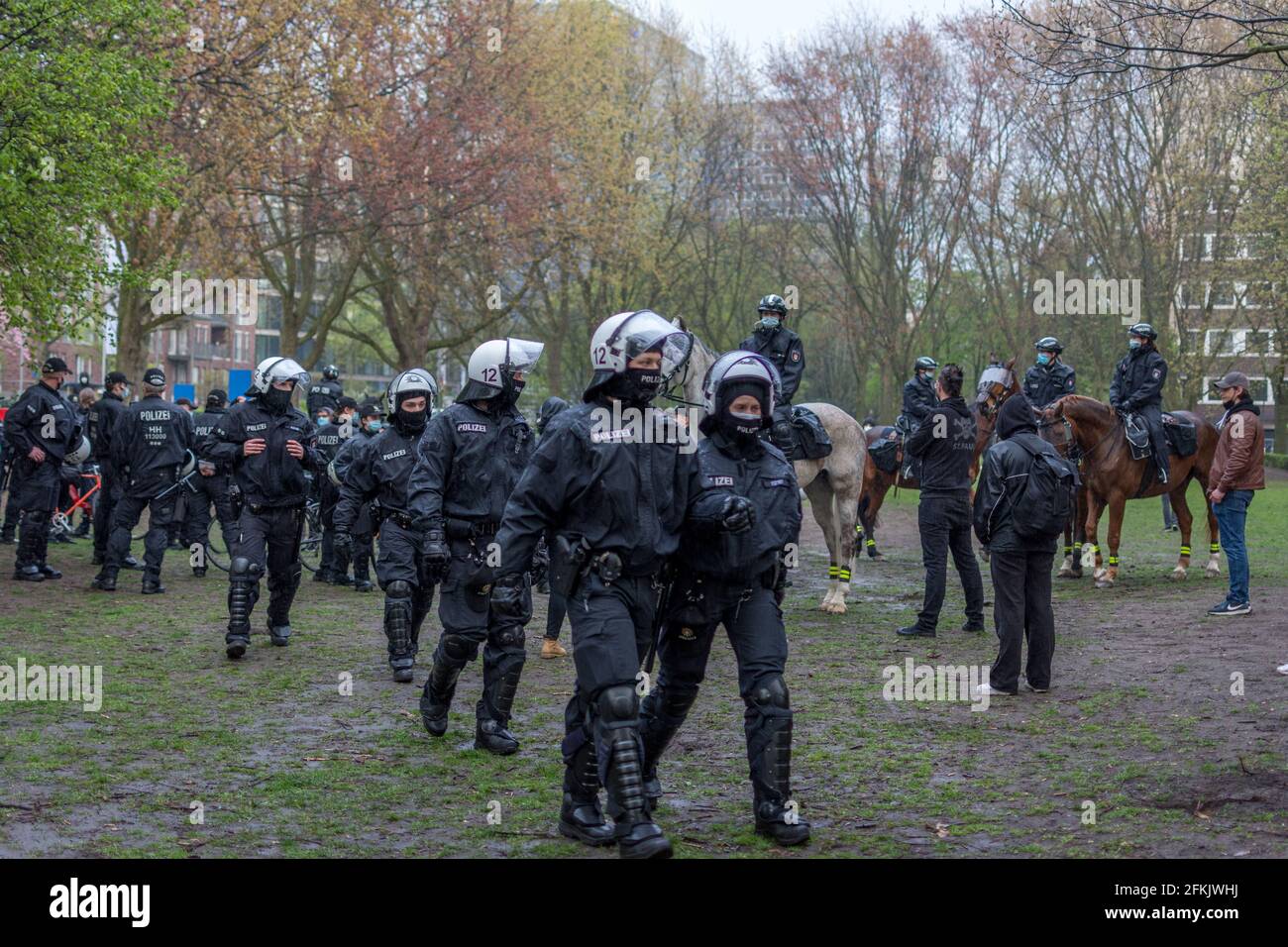 Hambourg, Allemagne - 1er mai 2021 : police anti-émeute allemande sur le côté d'une manifestation avec casques pendant. Les manifestants et l'équipe de police Banque D'Images