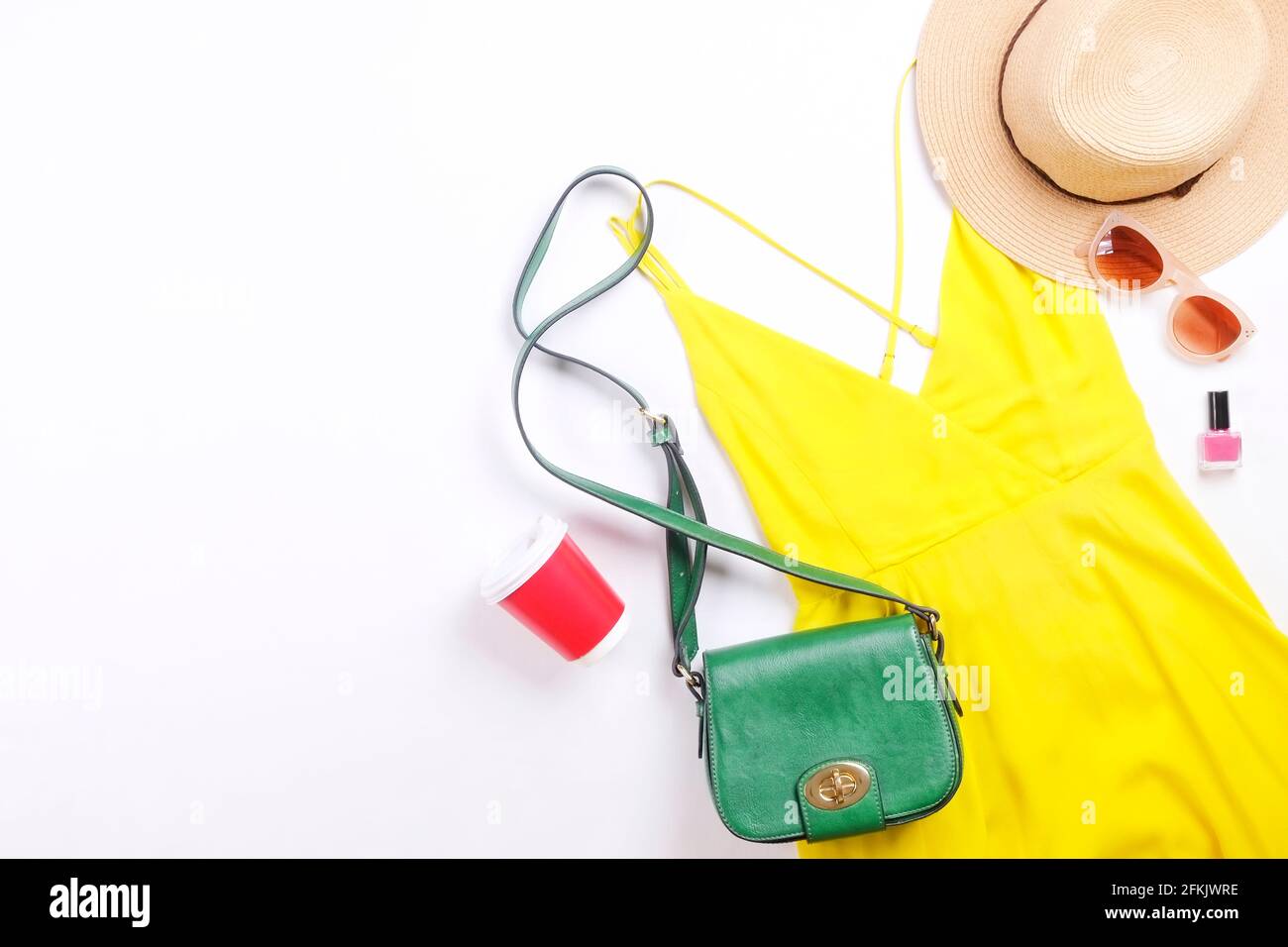 Soldes internationaux pour la journée des femmes. Vêtements et accessoires  pour femme, collection printemps été. Robe jaune, chapeau de paille et sac  à bandoulière, lunettes de soleil marron Photo Stock - Alamy