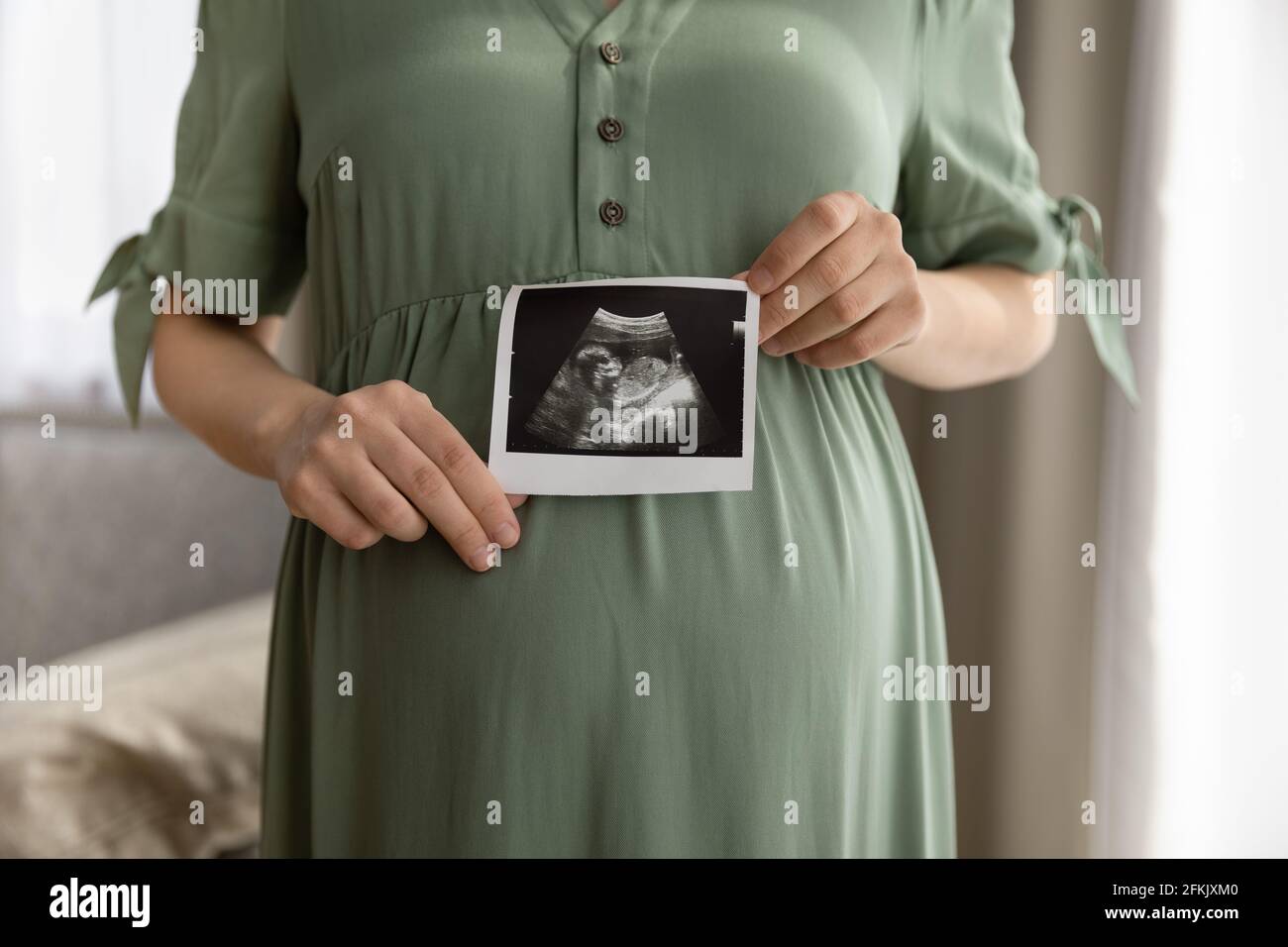 Gros plan de la femme enceinte montrer une image échographique Banque D'Images