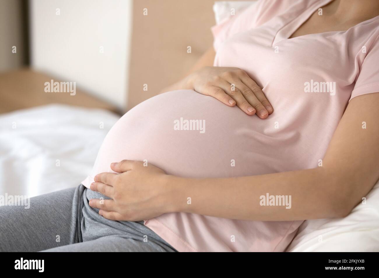 Gros Plan De La Femme Enceinte Toucher La Grosse Bosse De Bebe Photo Stock Alamy Gros Plan De La Femme Enceinte Toucher La Grosse Bosse De Bebe Photo Stock Alamy