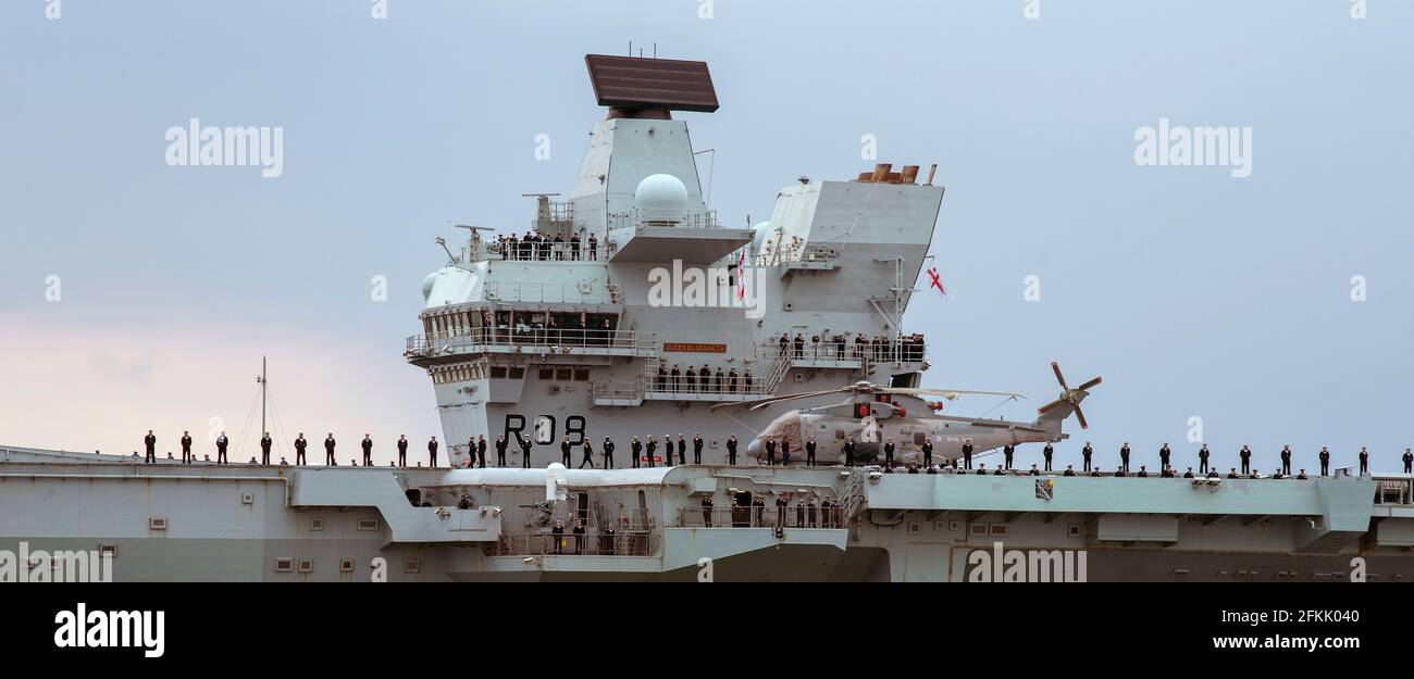 Portsmouth, Angleterre, Royaume-Uni. 2021. Le HMS Queen Elizabeth déparait sa base de Portsmouth en direction de l'océan Pacifique. Équipe sur le pont. La commande de traction avant Banque D'Images