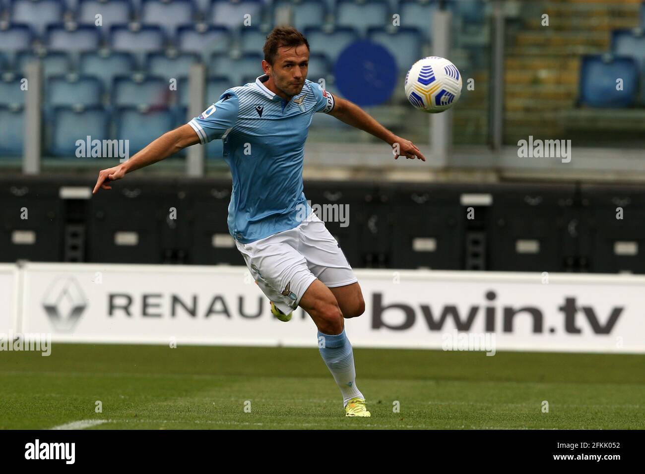 Rome, Italie. 02 mai 2021. Senad Lulic (Lazio) en action pendant la série UN match entre SS Lazio vs Gênes CFC au Stadio Olimpico le 2 mai 2021 à Rome, Italie. Lazio gagne 4-3. (Photo de Giuseppe Fama/Pacific Press) crédit: Pacific Press Media production Corp./Alay Live News Banque D'Images