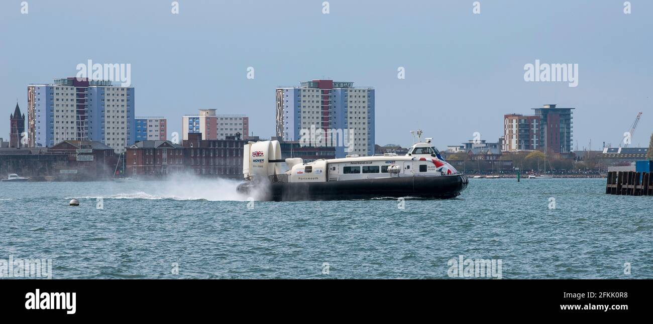 Portsmouth, Angleterre, Royaume-Uni. 2021. Aéroglisseur transportant des passagers du service entrant de l'île de Wight à Portsmouth Southsea avec une toile de fond à travers le Banque D'Images