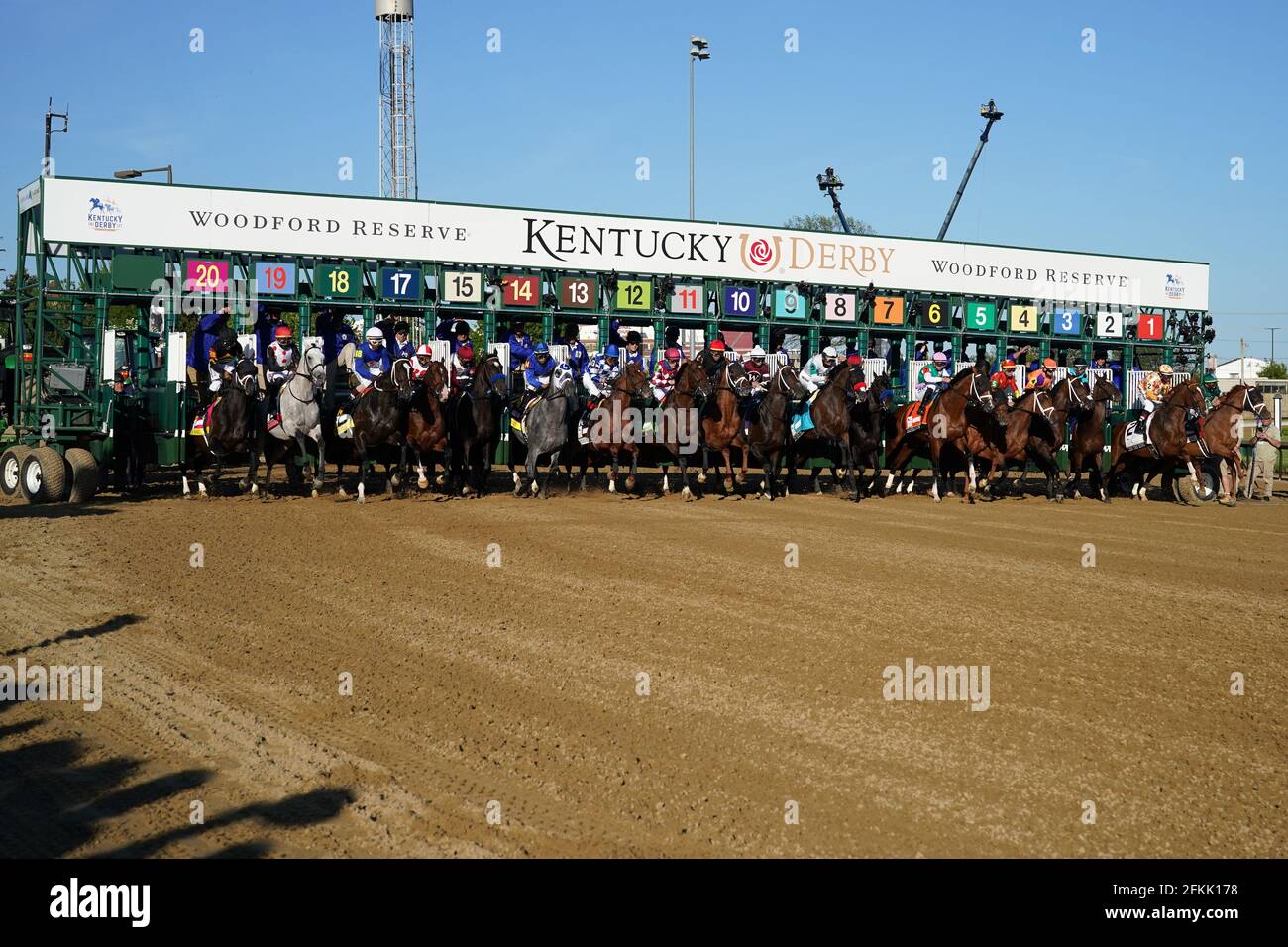 Kentucky, États-Unis. 1er mai 2021. Les chevaux se brisent de la porte de départ lors de la 147e course du Kentucky Derby le 1er mai 2021 à Churchill Downs à Louisville, Kentucky. Crédit : action plus Sports/Alamy Live News Banque D'Images