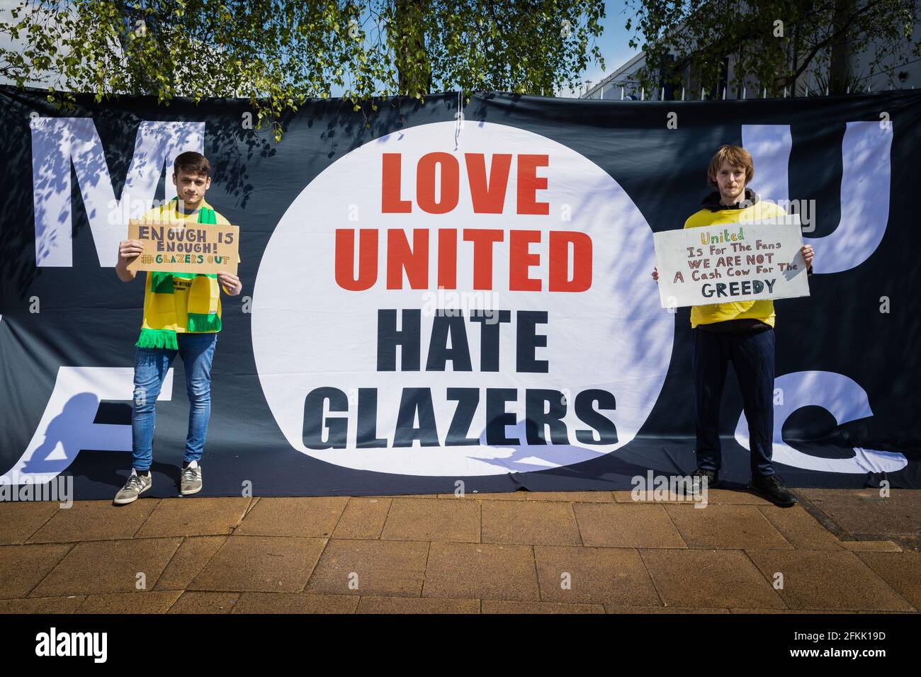 Manchester, Royaume-Uni. 02 mai 2021. Les fans de football tiennent des pancartes lors d'une manifestation contre la propriété de Manchester United par Glazer. Crédit : SOPA Images Limited/Alamy Live News Banque D'Images