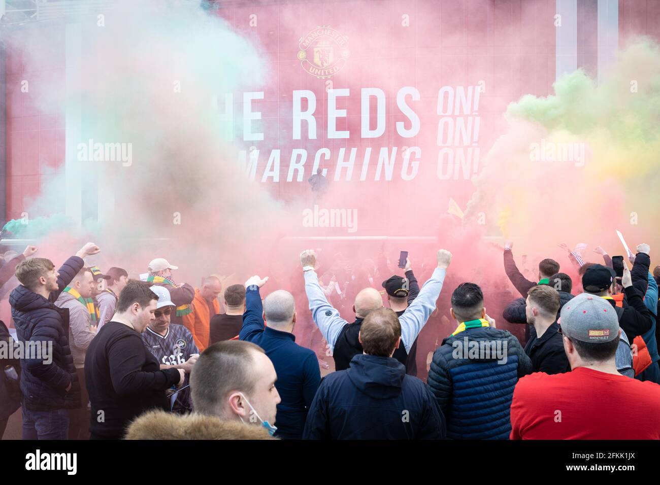 Manchester, Royaume-Uni. 02 mai 2021. Les fans de football se réunissent à Old Trafford pour protester contre la propriété de Manchester United par Glazer. (Photo par Andy Barton/SOPA Images/Sipa USA) crédit: SIPA USA/Alay Live News Banque D'Images