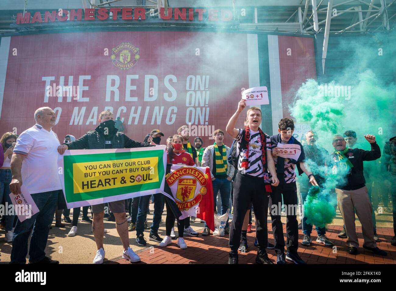 Manchester, Royaume-Uni. 02 mai 2021. Les fans de football tiennent une bannière lors d'une manifestation contre la propriété de Manchester United par Glazer. (Photo par Andy Barton/SOPA Images/Sipa USA) crédit: SIPA USA/Alay Live News Banque D'Images