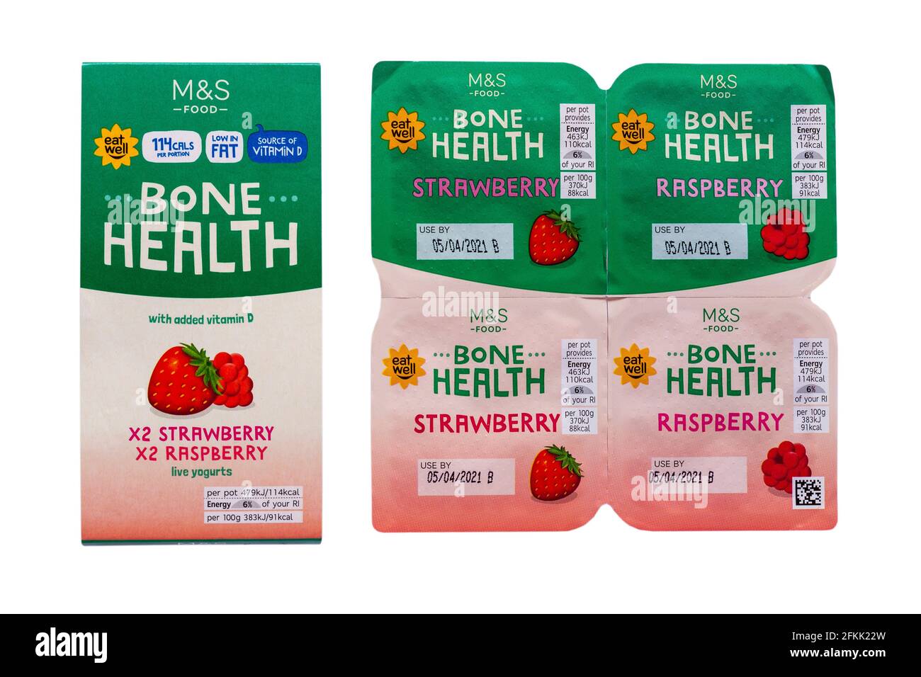 Pack de yaourts vivants M&S Bone Health isolés sur du blanc arrière-plan - yaourts à la fraise et yaourts à la framboise à basse température yaourts gras fruités Banque D'Images