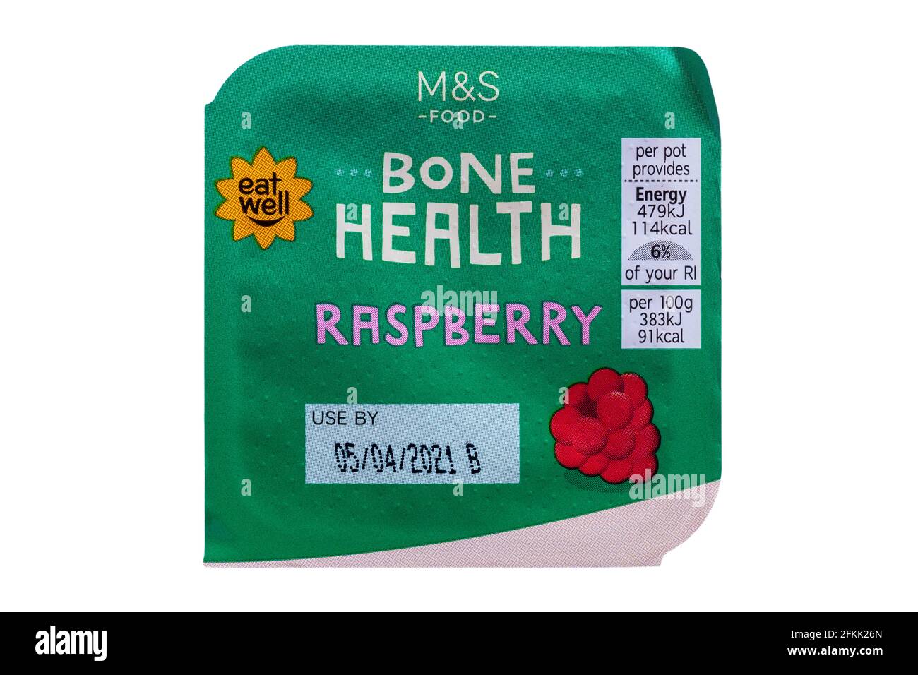 M&S Bone Health yogourt à la framboise isolé sur fond blanc - Yaourts à fruits à faible teneur en matières grasses avec ajout de vitamine D et vivants cultures Banque D'Images