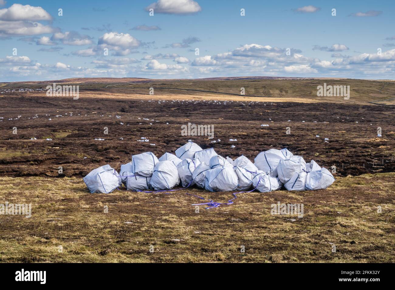 Sacs blancs de pierre déposés sur la lande d'Oughtershaw au-dessus de la vallée de Wharfedale dans les Yorkshire Dales Banque D'Images