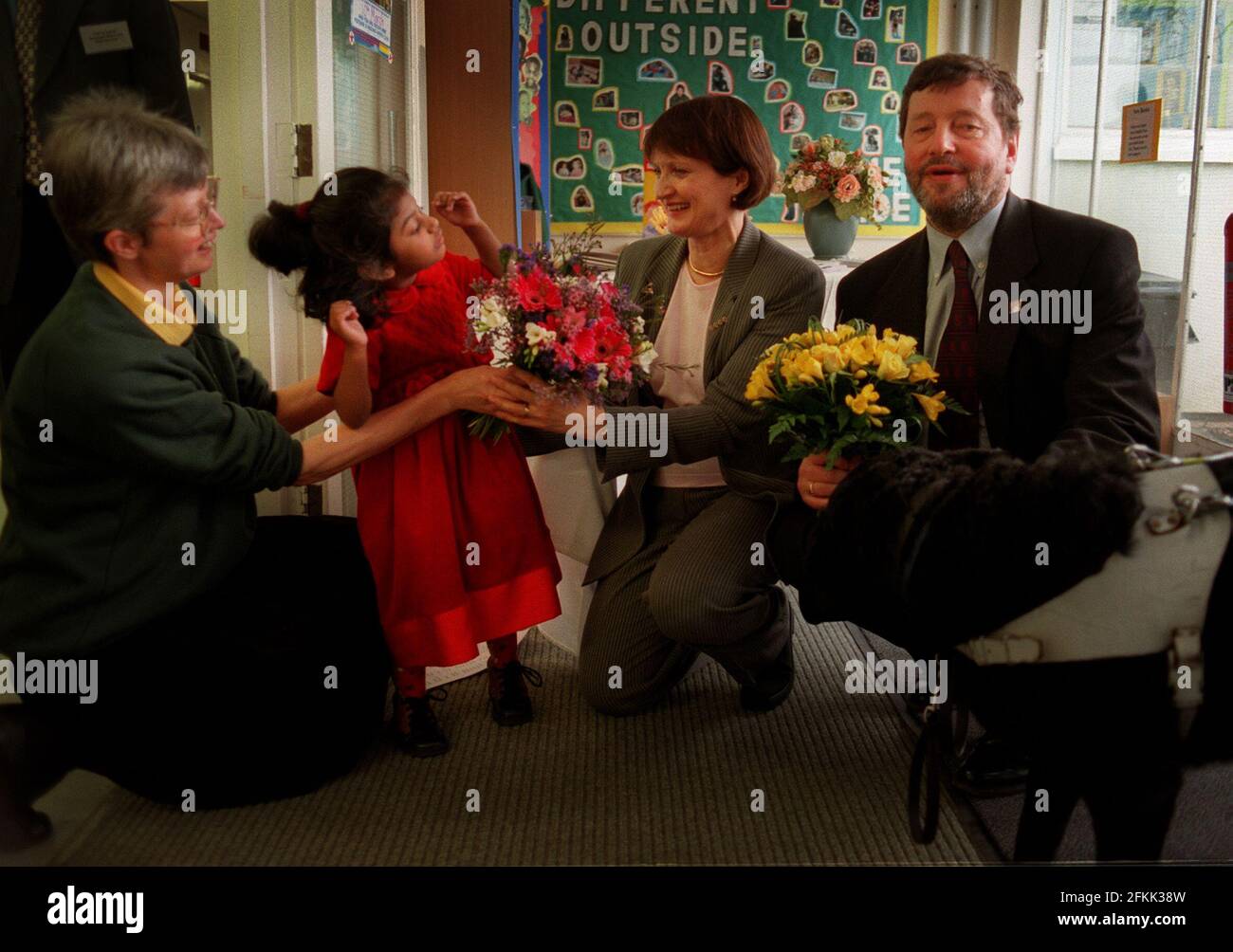 David Blunkett et Tessa Jowell Iare le 2000 mars ont présenté des fleurs au Thurlow Park Cchool à Tulse Hill. Banque D'Images