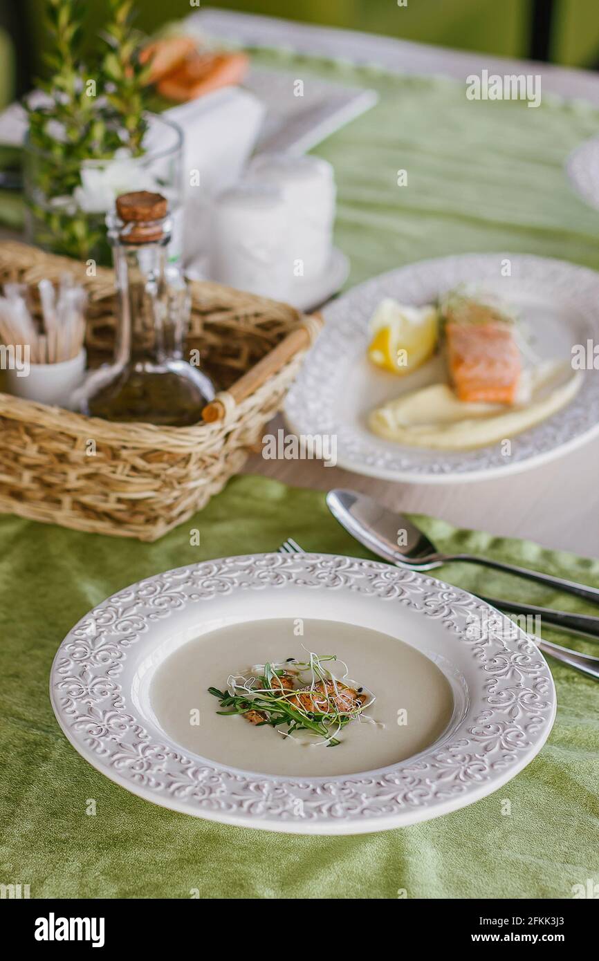 Soupe au fromage avec saumon sur fond vert Banque D'Images