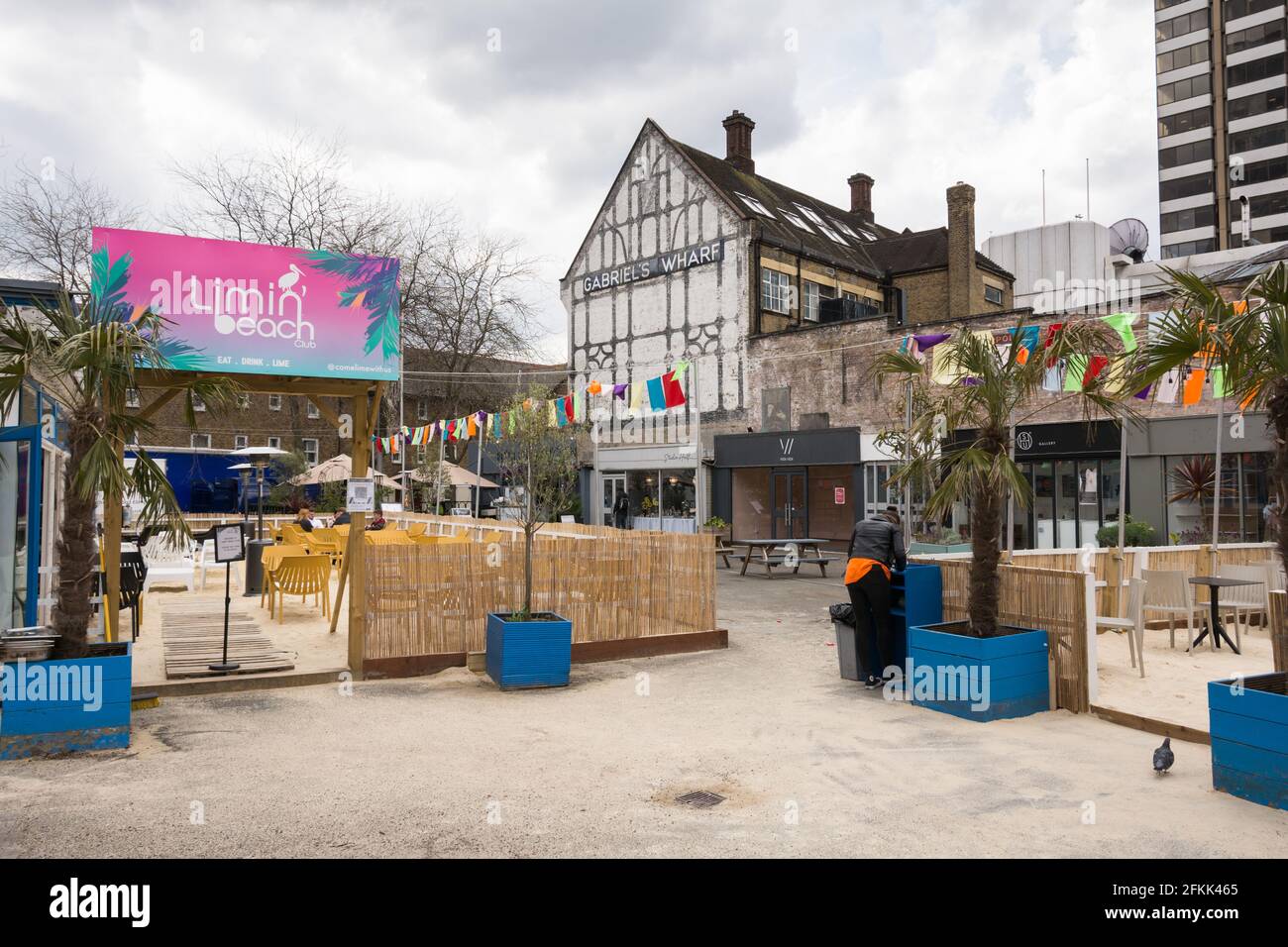 Les magasins et les petites entreprises rouvrent progressivement après le confinement du coronavirus à Gabriel's Wharf, Upper Ground, Southbank, Lambeth, Londres, SE1, ROYAUME-UNI Banque D'Images