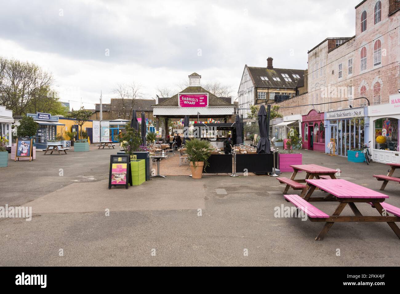 Les magasins et les petites entreprises rouvrent progressivement après le confinement du coronavirus à Gabriel's Wharf, Upper Ground, Southbank, Lambeth, Londres, SE1, ROYAUME-UNI Banque D'Images