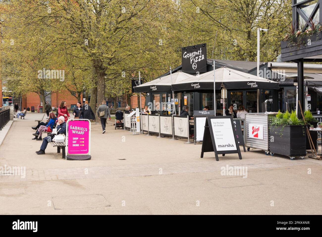 Les magasins et les restaurants rouvrent progressivement après le confinement du coronavirus à Gabriel's Wharf, Upper Ground, Southbank, Lambeth, Londres, SE1, ROYAUME-UNI Banque D'Images