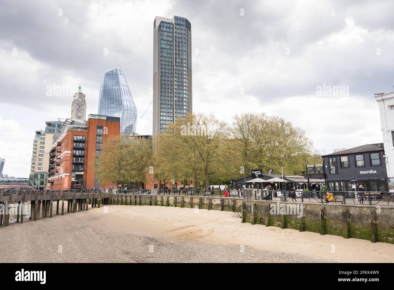 Une plage de sable en face de la Tour Oxo et un Blackfriars de Gabriel's Wharf, Upper Ground, Southbank, Lambeth, Londres, SE1, ROYAUME-UNI Banque D'Images
