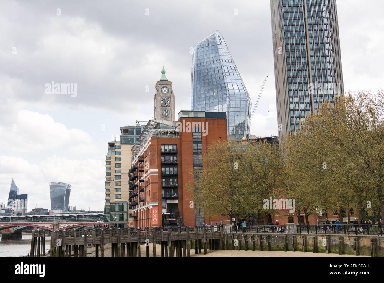 Une plage de sable en face de la Tour Oxo et un Blackfriars de Gabriel's Wharf, Upper Ground, Southbank, Lambeth, Londres, SE1, ROYAUME-UNI Banque D'Images