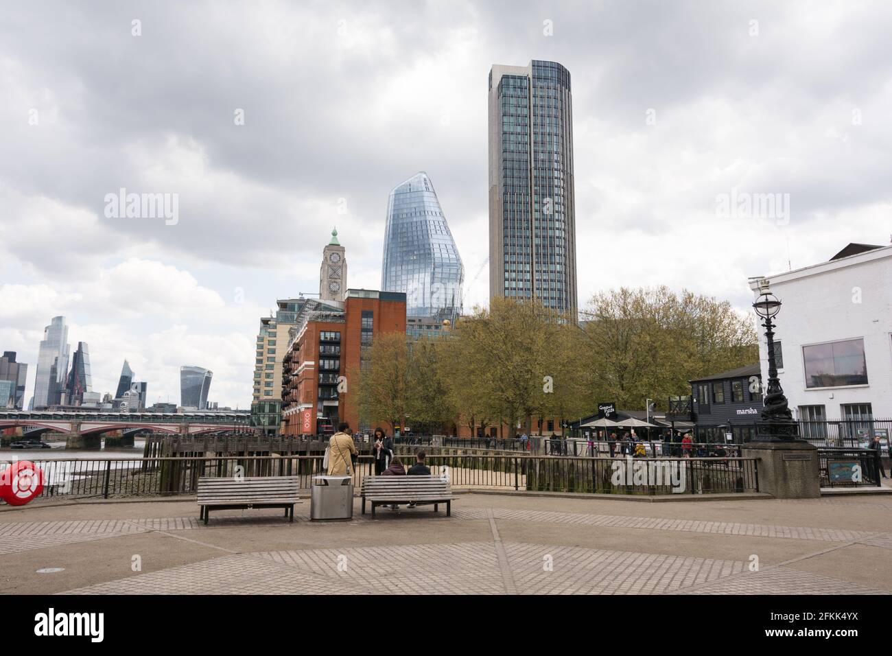 La tour Oxo et un Blackfriars à Gabriel's Wharf, Upper Ground, Southbank, Lambeth, Londres, SE1, ROYAUME-UNI Banque D'Images