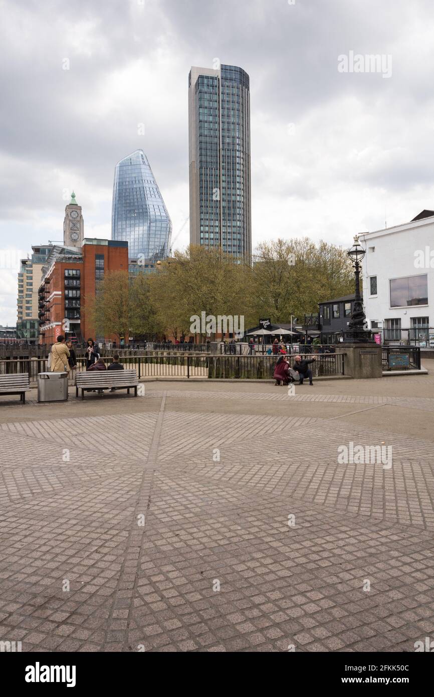 La tour Oxo et un Blackfriars à Gabriel's Wharf, Upper Ground, Southbank, Lambeth, Londres, SE1, ROYAUME-UNI Banque D'Images