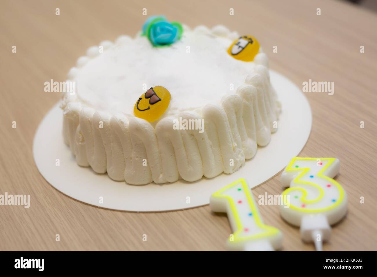 Gateau Rempli De Creme Blanche Et D Emoticon De Bonbons En Forme De Sourire Photo Stock Alamy