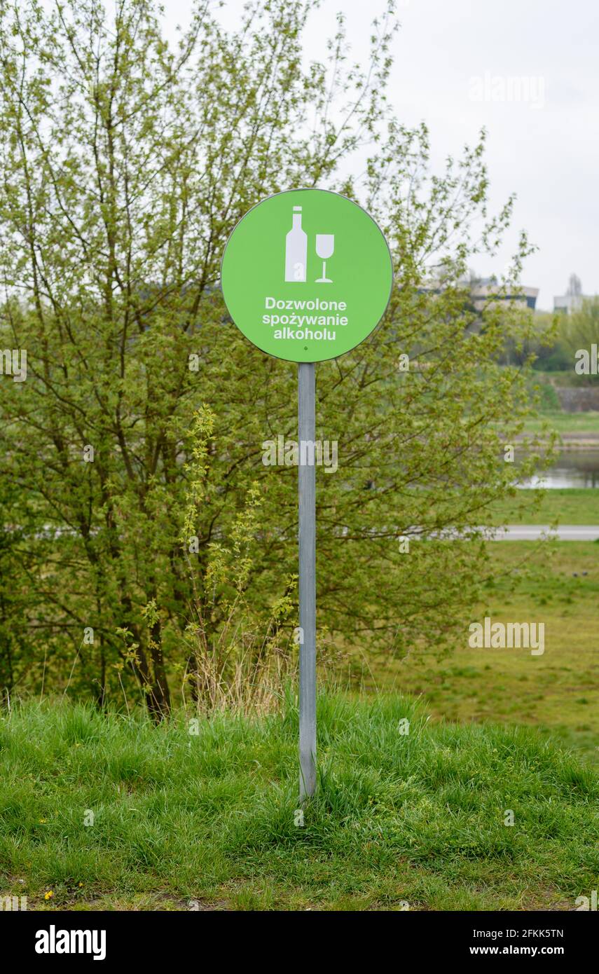 La consommation d'alcool a permis la signalisation routière à Poznan, en Pologne, près de la zone de chillout de KONTENERART Banque D'Images