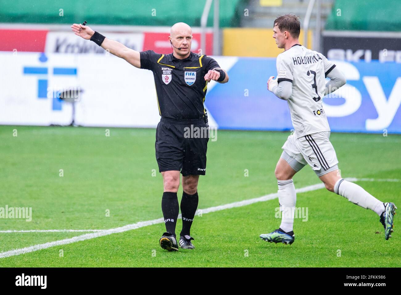 Varsovie, Pologne. 1er mai 2021. Arbitre Szymon Marciniak fait un geste lors du match de la Ligue PKO Ekstraklasa entre Legia Warszawa et Wisla Krakow au Stadion Miejski Legii Warszawa im. Marsza?ka Józefa Pi?sudskiego.score final; Legia Warszawa 0:0 Wisla Cracovie. (Photo de Mikolaj Barbanell/SOPA Images/Sipa USA) crédit: SIPA USA/Alay Live News Banque D'Images